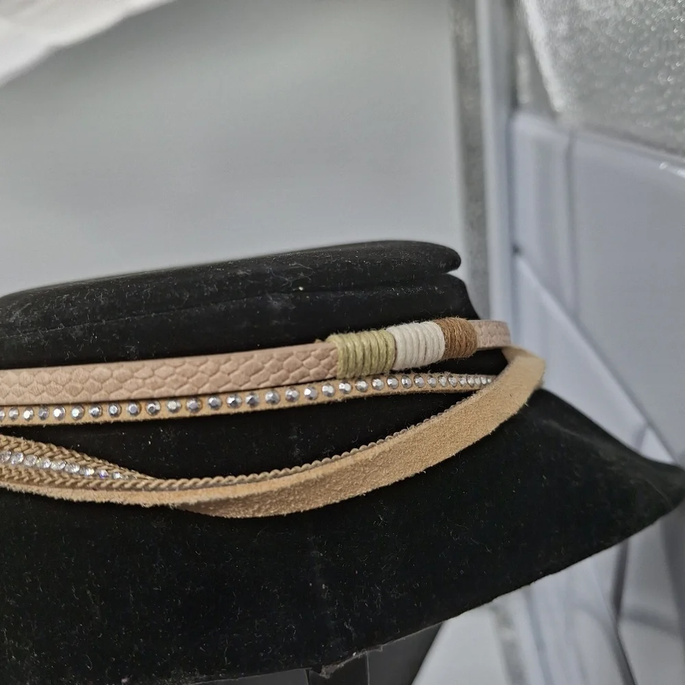 Gold Feather Choker Style Boho Necklace Magnetic Clasp - Picture 5 of 6